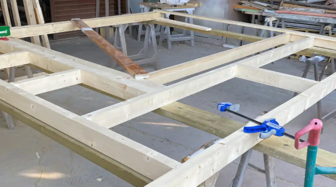 Ensamblaje de bastidores de madera en taller