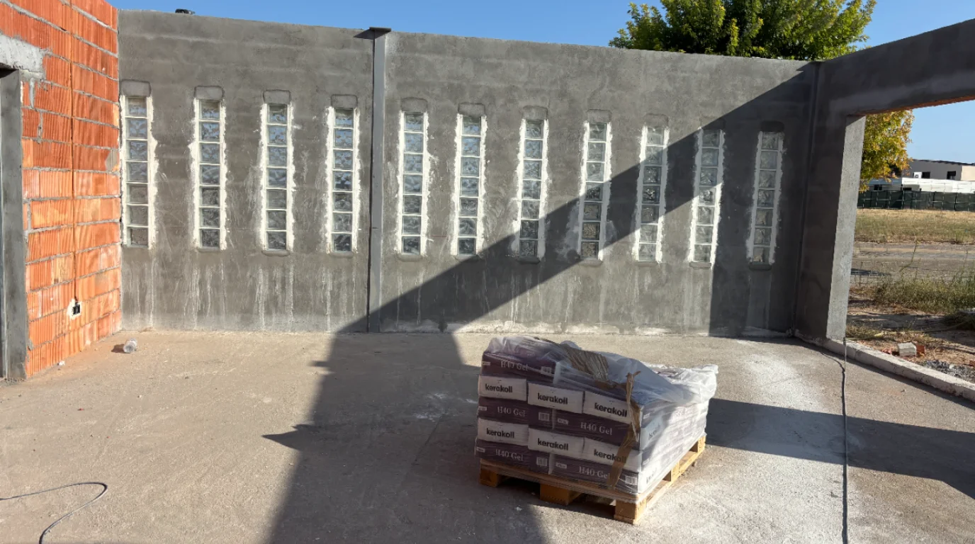 Detalle estético con bloques de vidrio y ladrillo - construcción en hormigón
