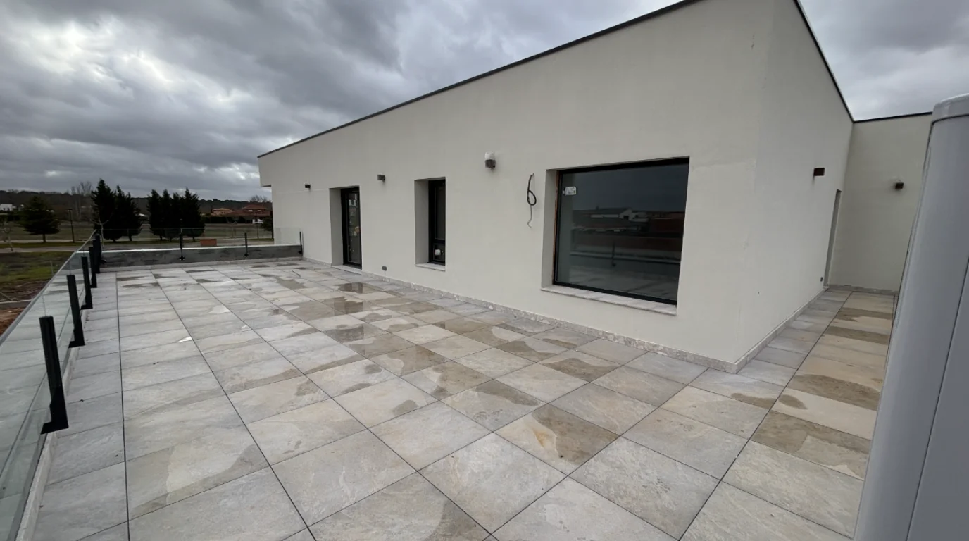 Fachada enfoscada con aislamiento térmico - construcción en hormigón